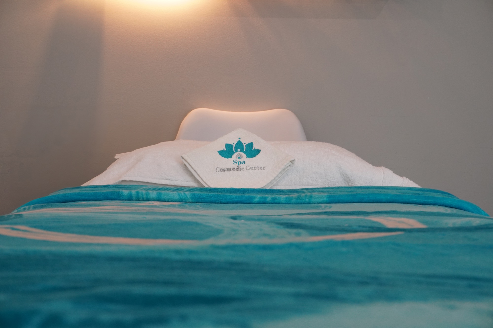 Cabina preparada con toalla de Cosmedic Center Spa